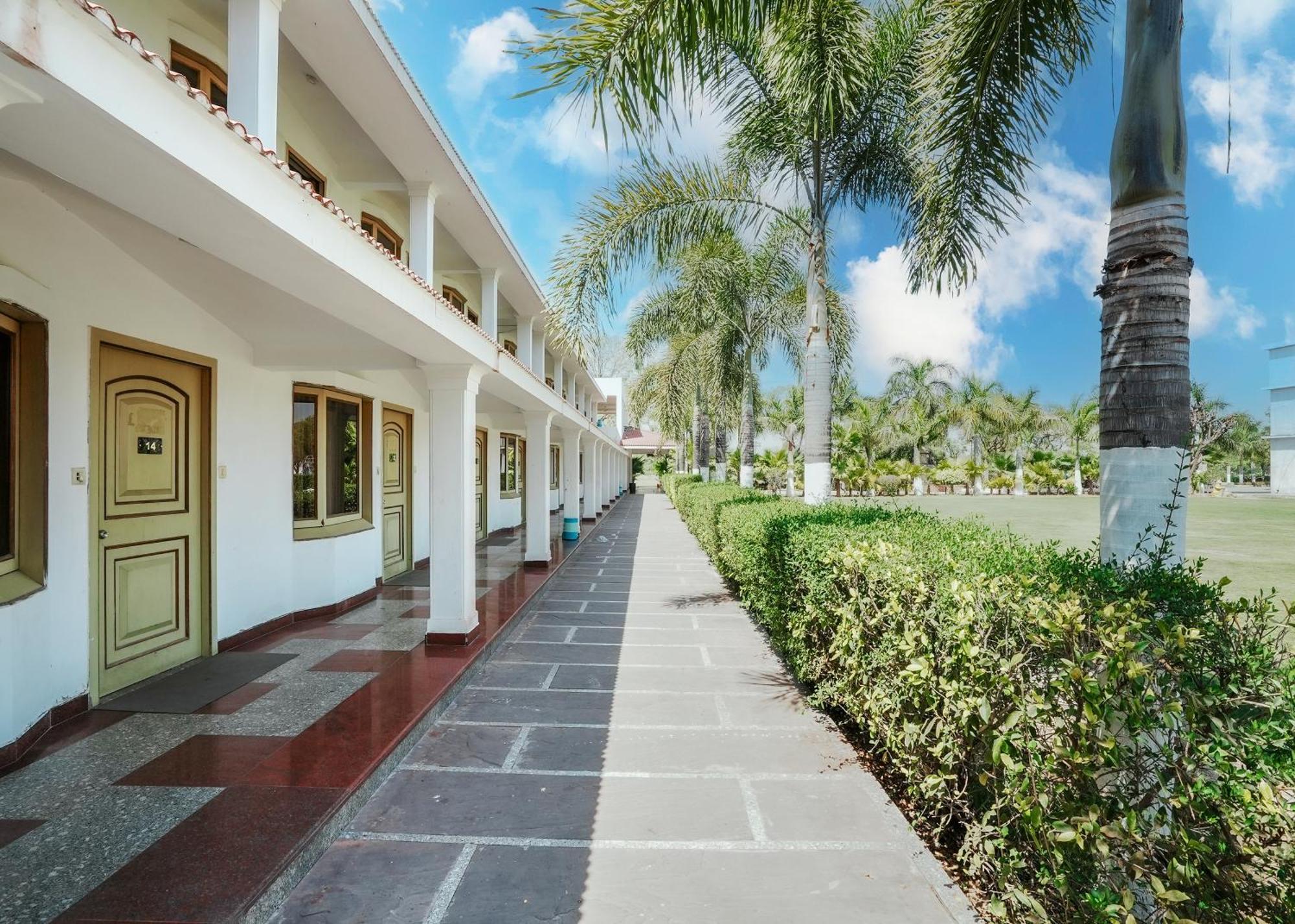 Rupis Resort Near Udaipur Airport Dabok Екстер'єр фото
