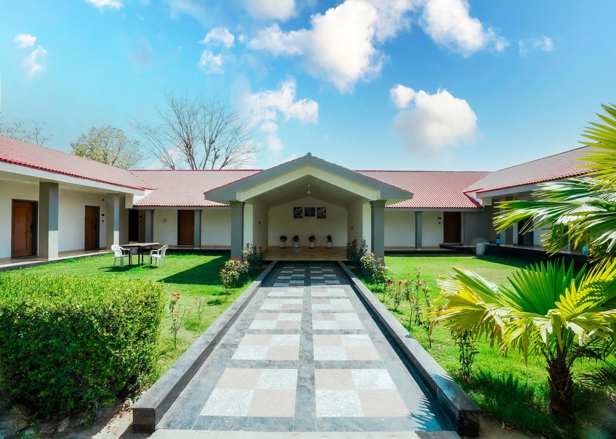 Rupis Resort Near Udaipur Airport Dabok Екстер'єр фото